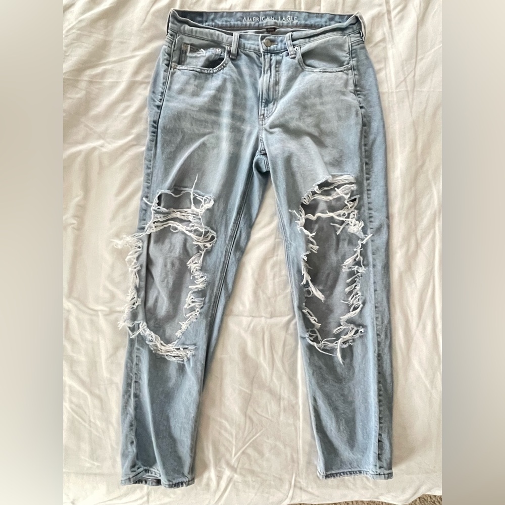 American Eagle Strigid ripped 90’s straight jeans